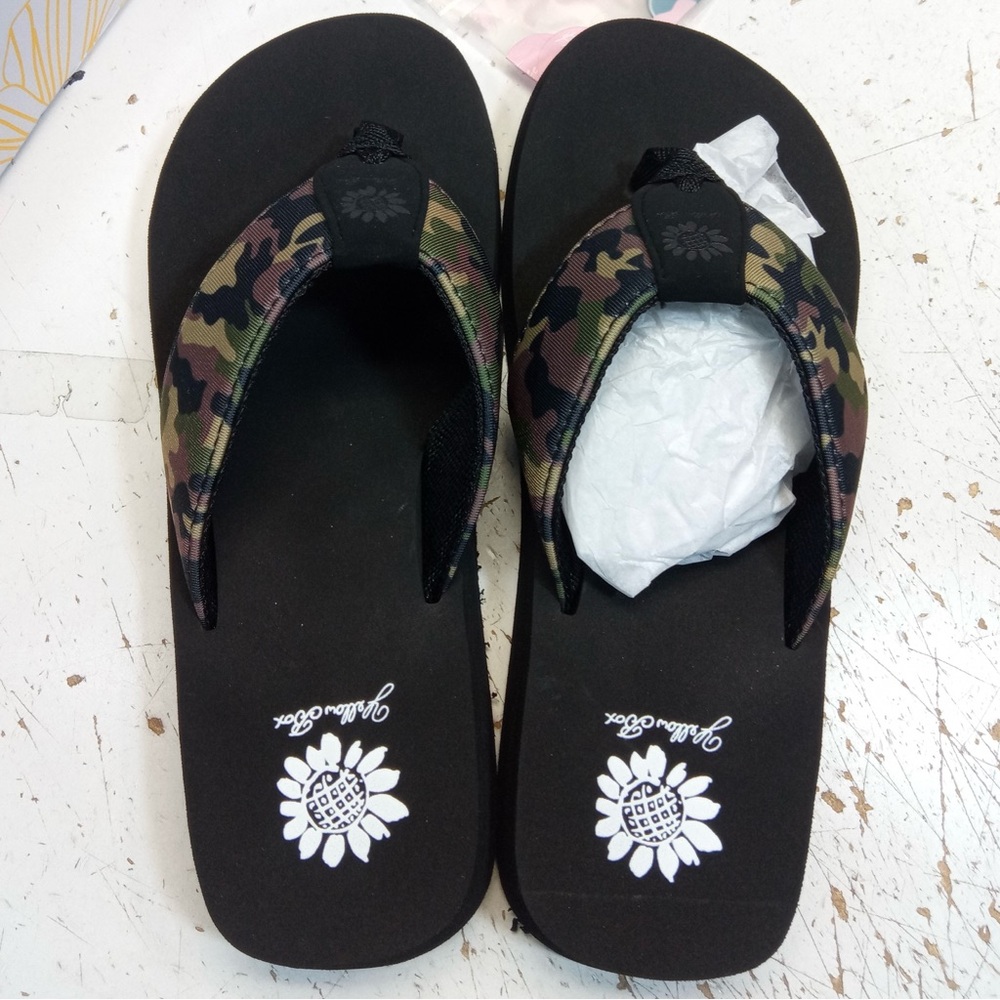 Yellow Box Camo Filomena flip flops sz 7.5
